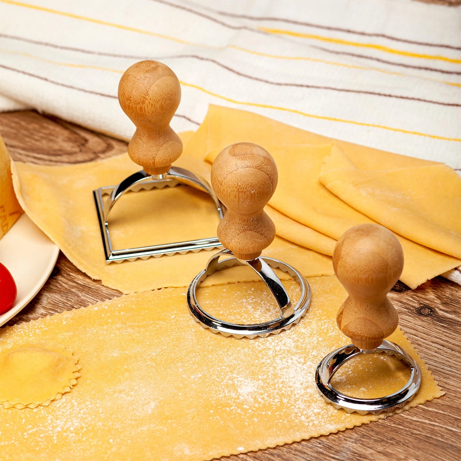Ravioli Ausstecher 3er Set 3 Größen Rund & Eckig Metall Bambus 2 Ravioli Ausstecher 3er Set 3 Größen Rund & Eckig Metall Bambus – Bild 2