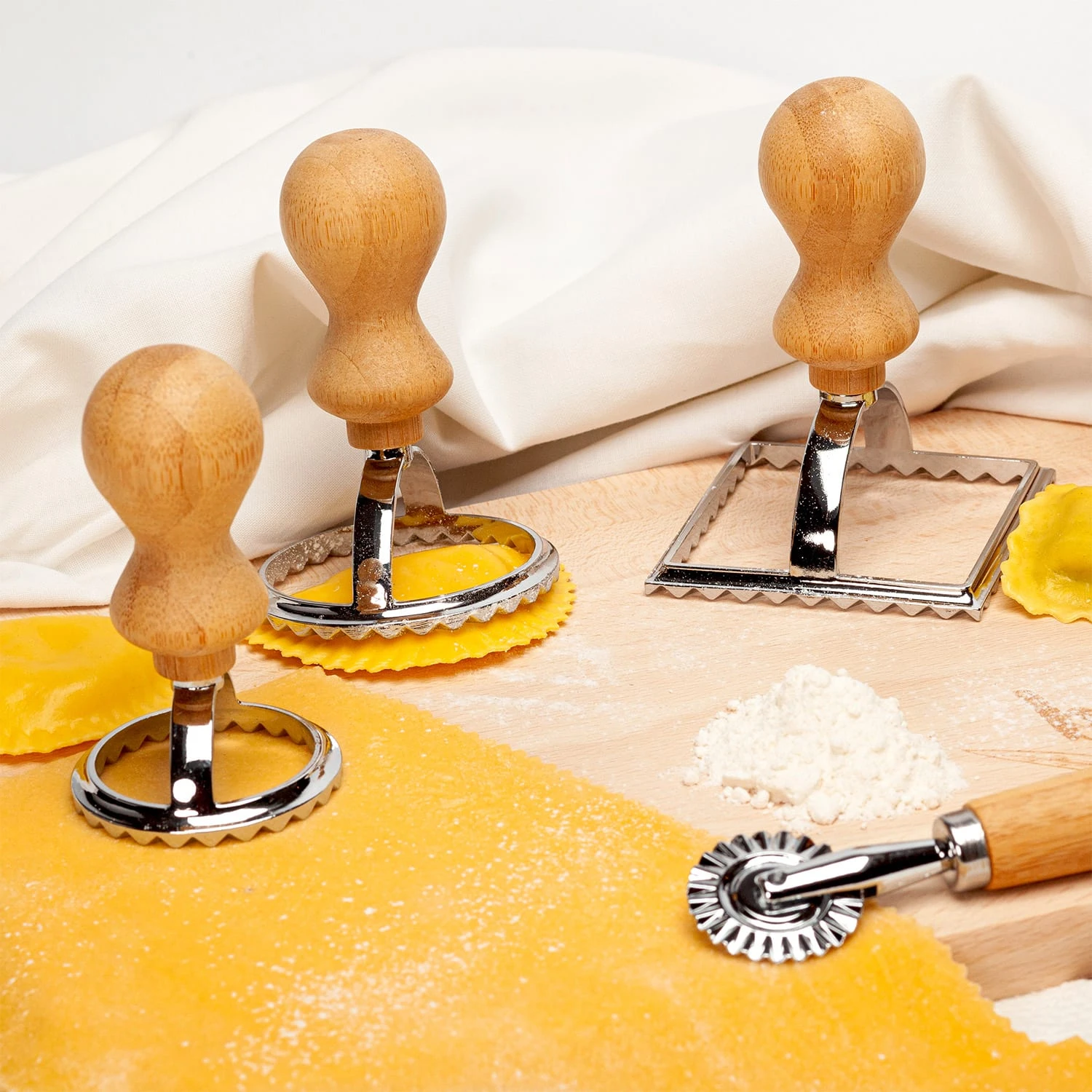 Ravioli Ausstecher 3er Set 3 Größen Rund & Eckig Metall Bambus 4 Ravioli Ausstecher 3er Set 3 Größen Rund & Eckig Metall Bambus – Bild 4