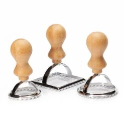 Ravioli Ausstecher 3er Set 3 Größen Rund & Eckig Metall Bambus 13 Ravioli Ausstecher 3er Set 3 Größen Rund & Eckig Metall Bambus -Haushaltsgeräte Geschäft 10038035 yy 0007 logo