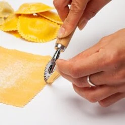 Ravioli Ausstecher 3er Set 2 Größen Rund & Eckig Teigrad Metall Bambus -Haushaltsgeräte Geschäft 10038038 yy 0003 logo