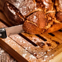 Brotschneidebrett Mit Krümelfach Bambus 38 X 3 X 25,5 Cm (BxHxT) Recycelbar 11 Brotschneidebrett Mit Krümelfach Bambus 38 X 3 X 25,5 Cm (BxHxT) Recycelbar -Haushaltsgeräte Geschäft 10038056 yy 0004 logo