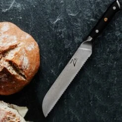 Alpha-Royal Japanese Serie 8" Brotmesser 18° Wellenschliff Damaszener-Stahl -Haushaltsgeräte Geschäft 10038985 de 0005 logo